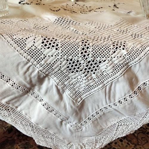 Handmade tablecloth with knitted corners and cut lace 110x110 new