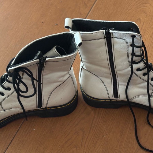 White boots size 41 like new with laces and zipper