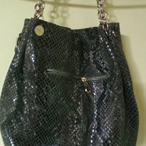Leather shoulder bag like new, medium size, snake print, green