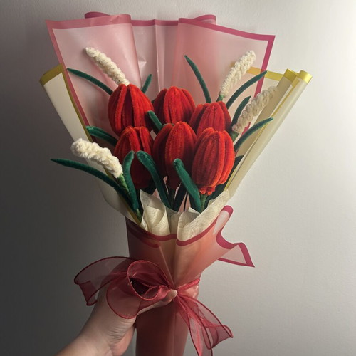 Handmade bouquet with 6 tulips and 4 lavenders like new