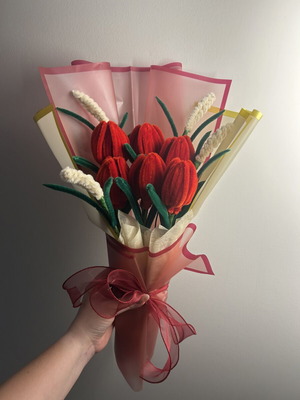 Handmade bouquet with 6 tulips and 4 lavenders like new