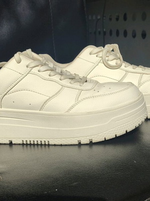 Bershka white athletic shoes like new, size 40