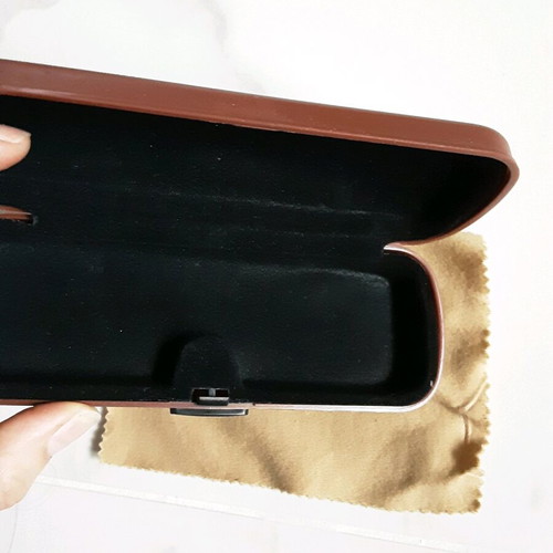 Glasses case like new with cleaning cloth