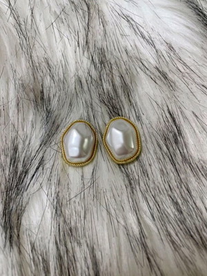 Earrings new, very elegant