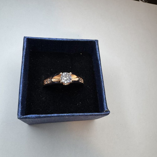 Ring with rhinestones, gold color