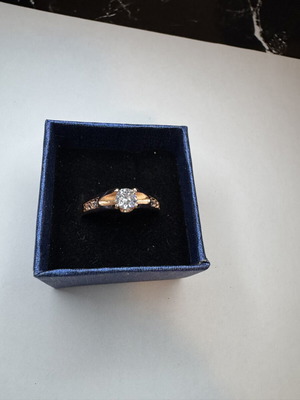Ring with rhinestones, gold color