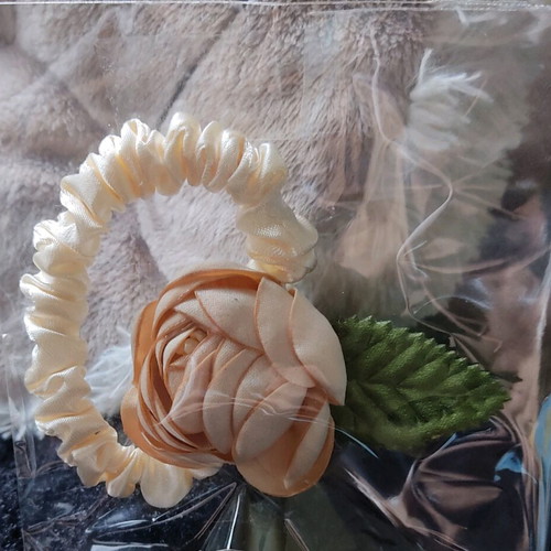 Floral hair accessory new in soft beige with rose detail