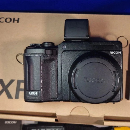 Ricoh GXR + P10 kit 28-300mm with VF-2 LCD Viewfinder, 3 batteries, used
