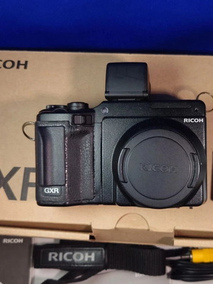 Ricoh GXR + P10 kit 28-300mm with VF-2 LCD Viewfinder, 3 batteries, used