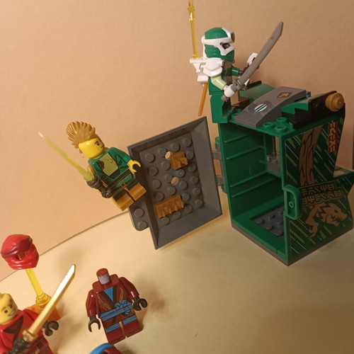 Lego Ninjago 71716 Lloyd Avatar Arcade Pod like new with extra minifigures