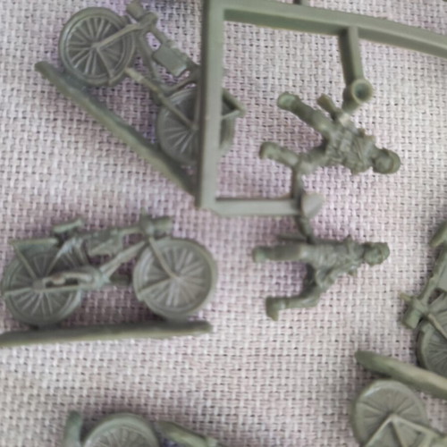 Modeling figures with bicycles, horses, soldiers, weapons and civilians, scale 1/72