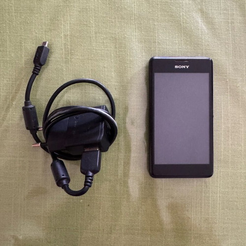 Sony Xperia E1 4GB black used, for parts with charger