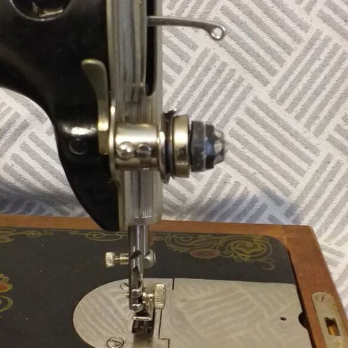 Pavlin sewing machine in excellent condition with wooden case