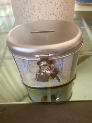 Μεταλλικός κουμπαράς με κλειδί καινούργιος