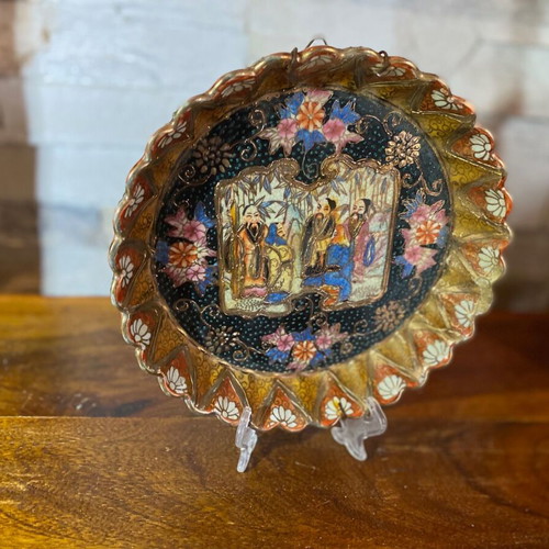 Vintage Japanese Satsuma decorative wall plate with hand painted Moriage details like new
