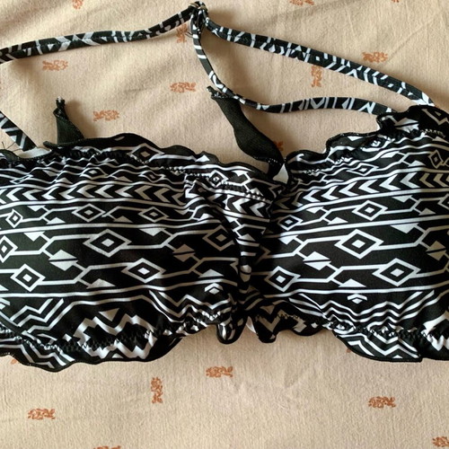Top bikini black and white like new, size 75B