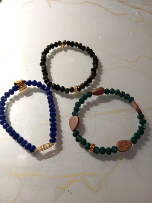 Handmade bracelet set with glass beads and metal elements