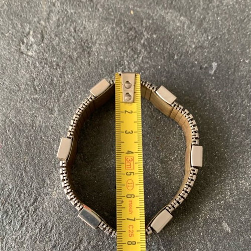 Magnetic bracelet used for rheumatism