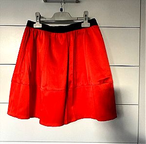 Κόκκινη σατέν φούστα