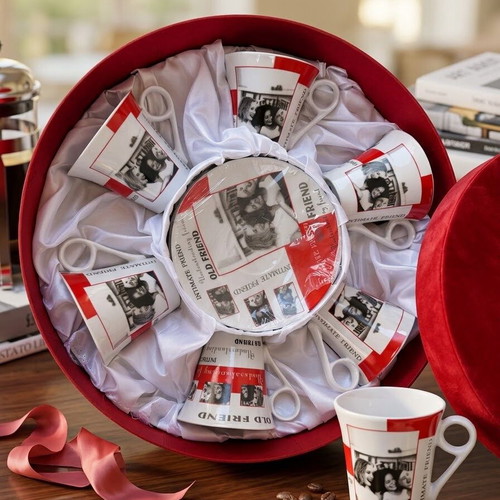 Intimate Friend gift set with 5 ceramic mugs and coasters