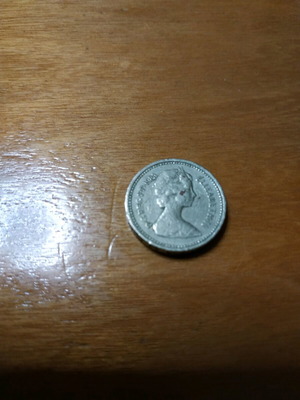 One pound Elizabeth II 1983 foreign coin like new