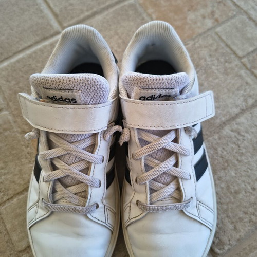 Adidas children's sneakers size 31 like new, white