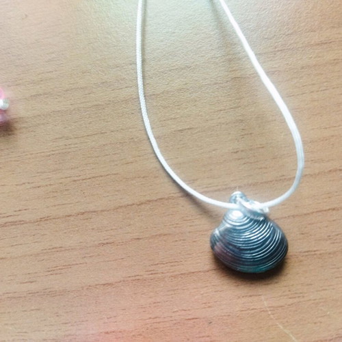 Handmade necklace with shell and adjustable height system, gray