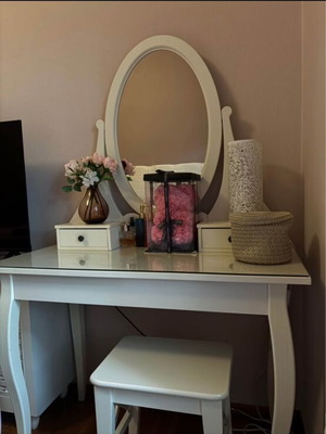Bedroom boudoir vanity set with mirror and stool, white wood
