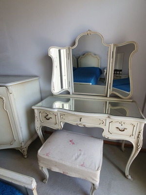 Vanity with stool like new