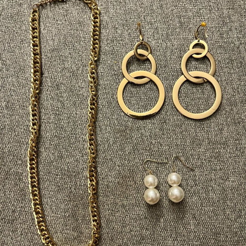 Jewelry set in gold tone like new