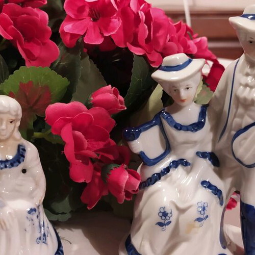 Porcelain decorative couples like new, set of two pieces