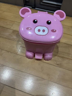 Pig-shaped kids bin used, filled with toys