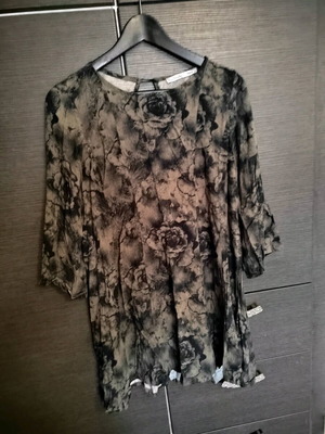Helmi blouse dress with roses in size S, like new, khaki