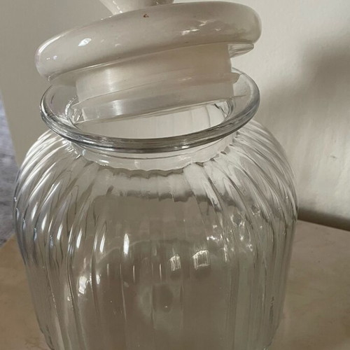 Glass cookie jar used in very good condition