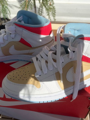 Air Jordan 1 Mid SE 'Sesame' sneakers, size 39
