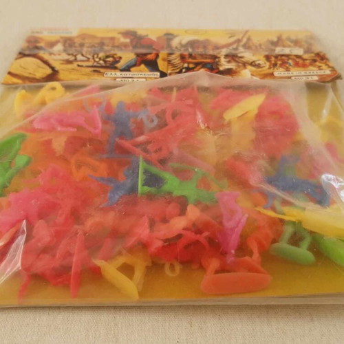 Solpa Small Plastic Cowboys and Indians Figures new
