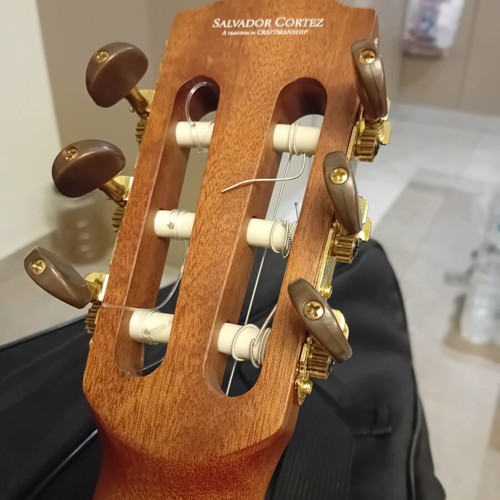Salvador Cortez Classic Spanish Guitar like new with case