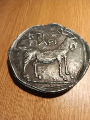 Circular press papier sculpture like new, 9.5 cm diameter, by V. Gkionis Z.