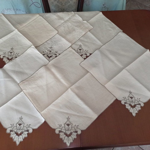 Vintage tablecloth like new with six napkins