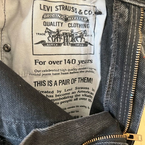 Levi’s women's jeans used, dark gray, size 28, missing button