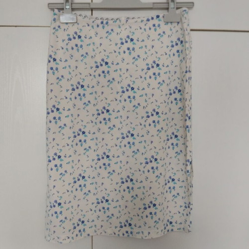 Skirt like new small medium floral white with blue flowers