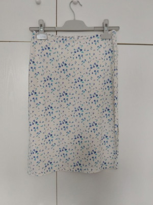 Skirt like new small medium floral white with blue flowers