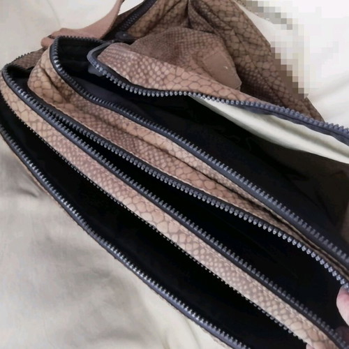 Kipling unisex shoulder bag like new with snake print 35x40