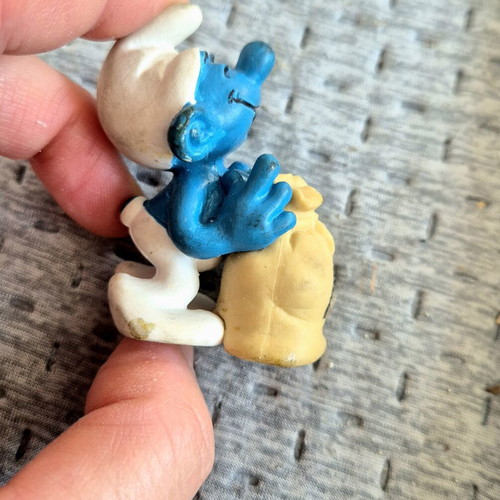 Schleich Peyo Smurf holding treasure figure