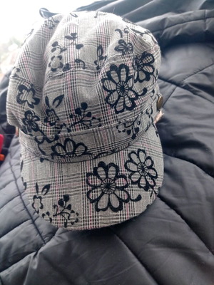 Шапка Doca сив каре и бродирани черни цветя употребявана