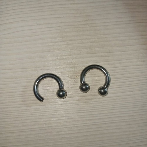 Horseshoe 6G stainless steel earrings used, missing one ball