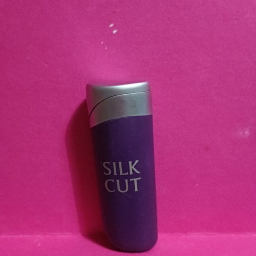 Silk Cut lighter collectible like new, purple