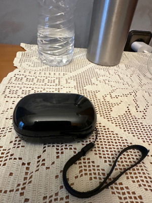 Слушалки леко използвани в калъфа си