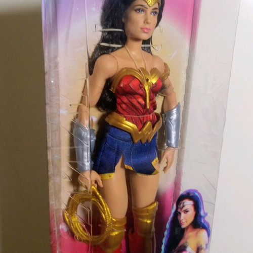 Wonder Woman κούκλα καινούργια με ελαφρώς ταλαιπωρημένη συσκευασία