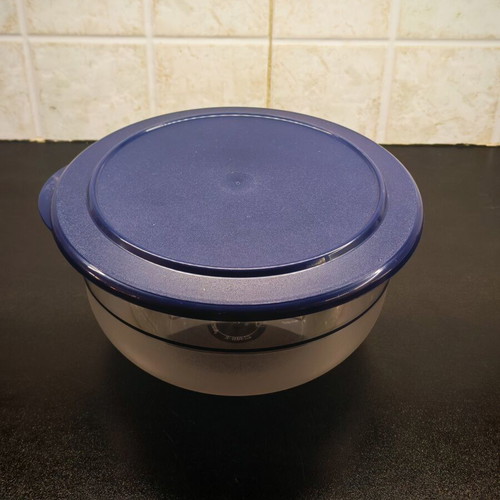 Tupperware mixing bowl 2.1 liters like new, airtight